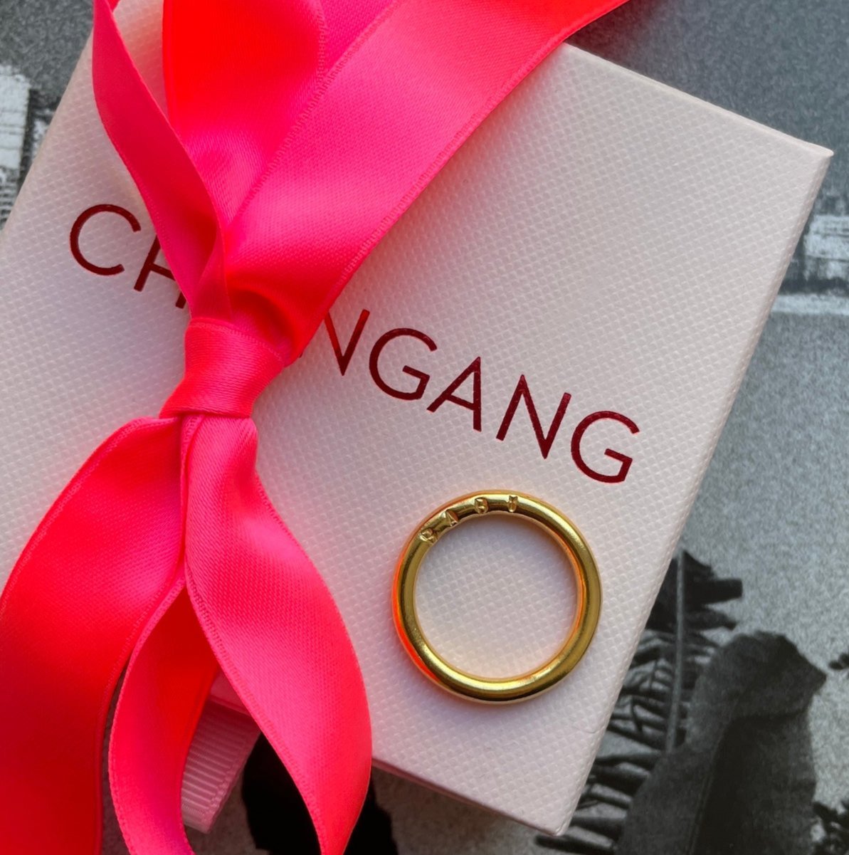 Geschenkverpackung mit pinker Schleife von Chaingang