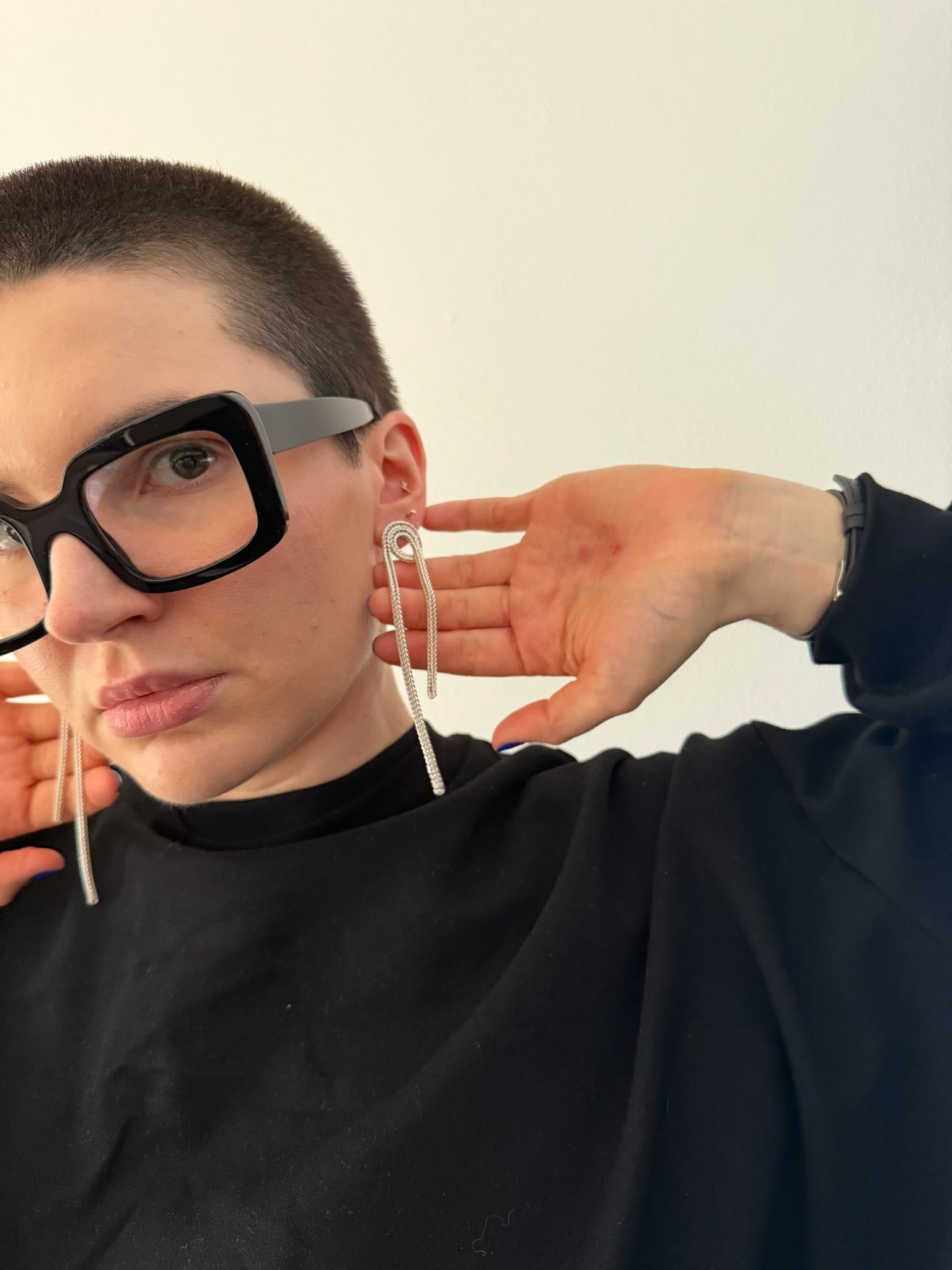 Statement Ohrringe und Brille