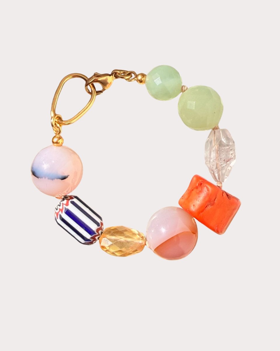 Armband Eva aus echten Steinen und vintage Koralle aus dem Atelier in München von Chaingang