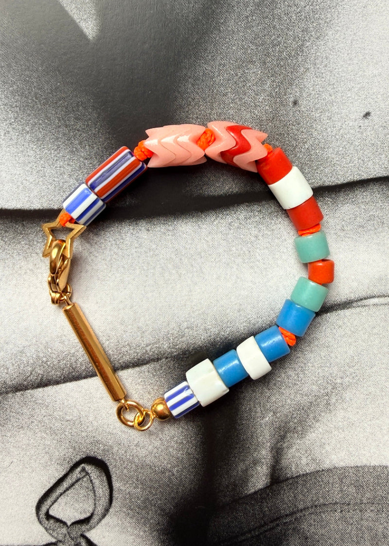 Armband von Chaingang mit bunten Perlen und goldenem Stern aus dem Atelier in München