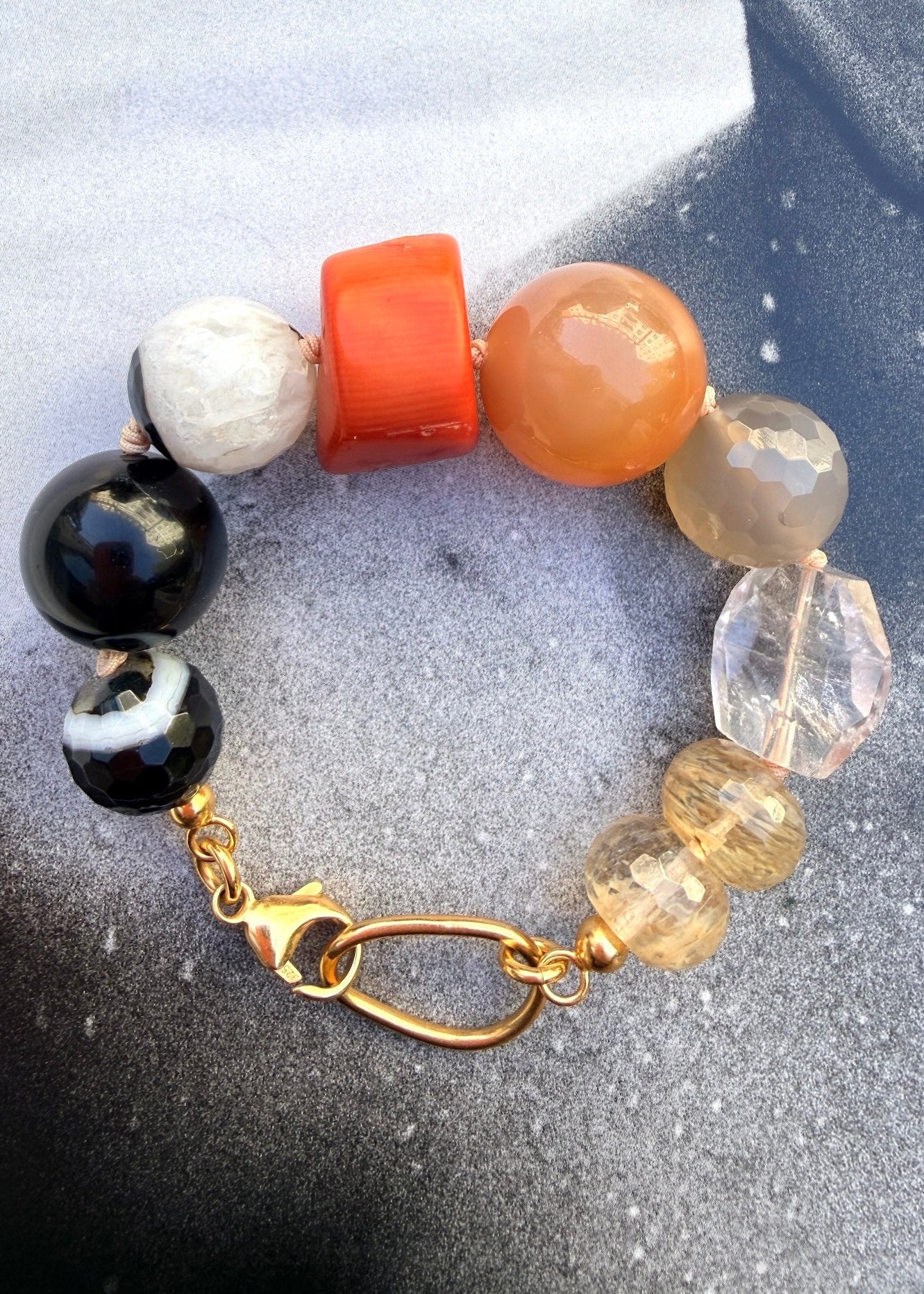Armband aus Edellsteinen in herbstlichen Farben und Koralle von Chaingang aus München