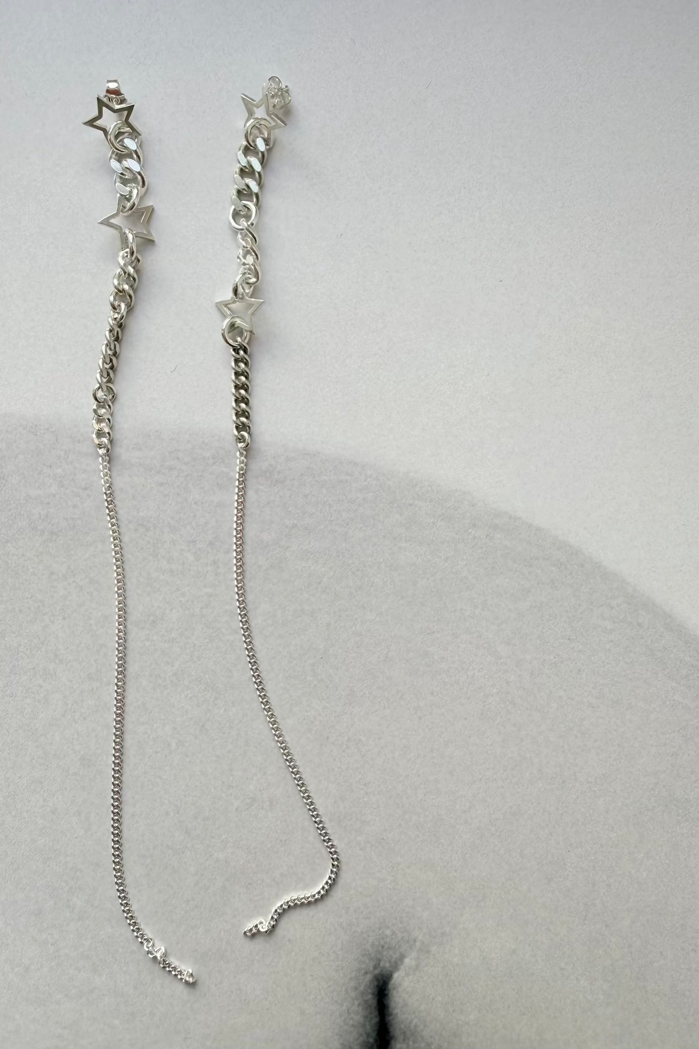 Ohrringe Silber überlang mit Sternen und Panzerkette, aus dem Aelier in München