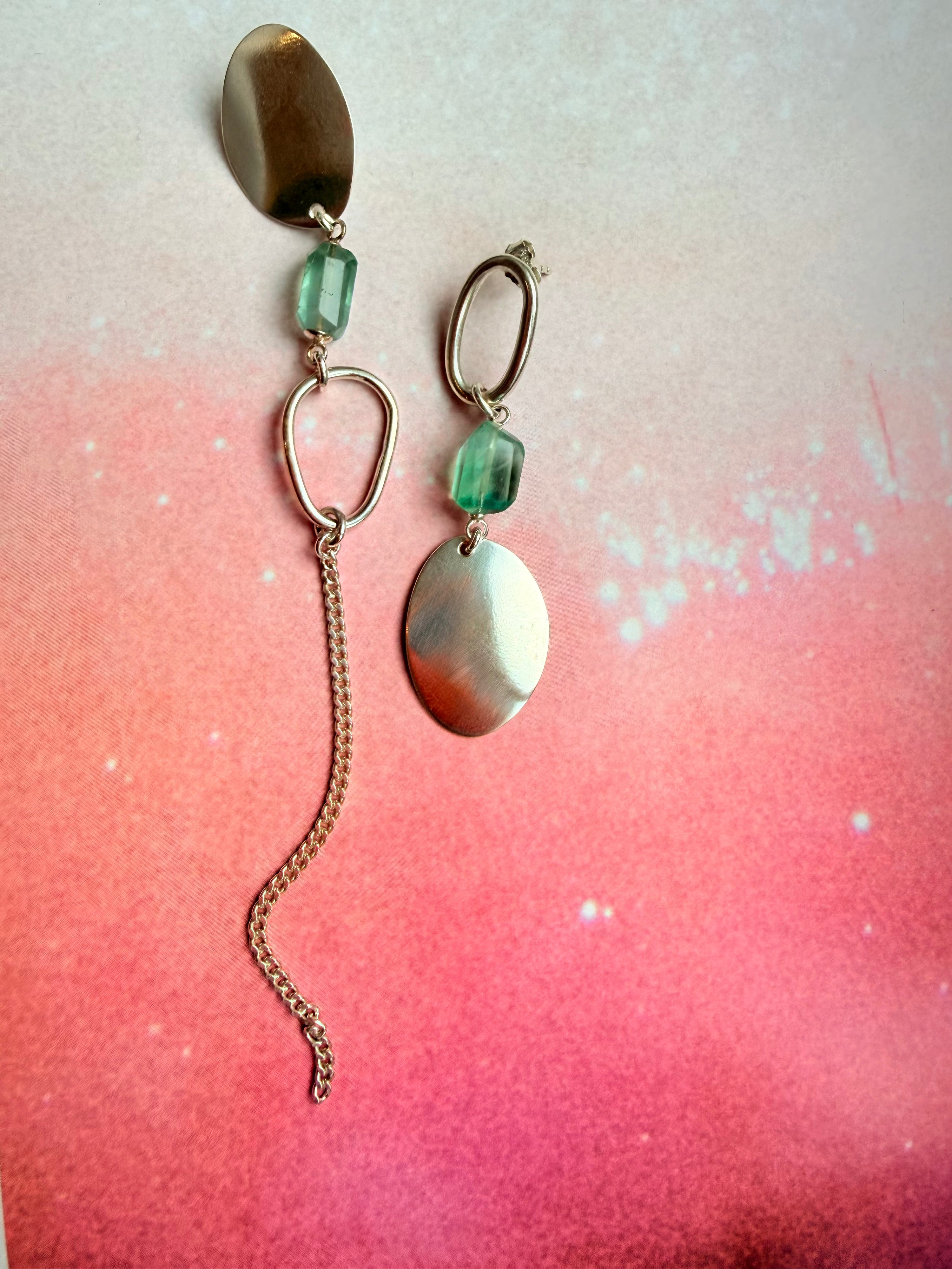 Ohrringe aus Sterling Silber mit Fluorid, überlang und ungleich, aus dem Atelier in München von Chaingang