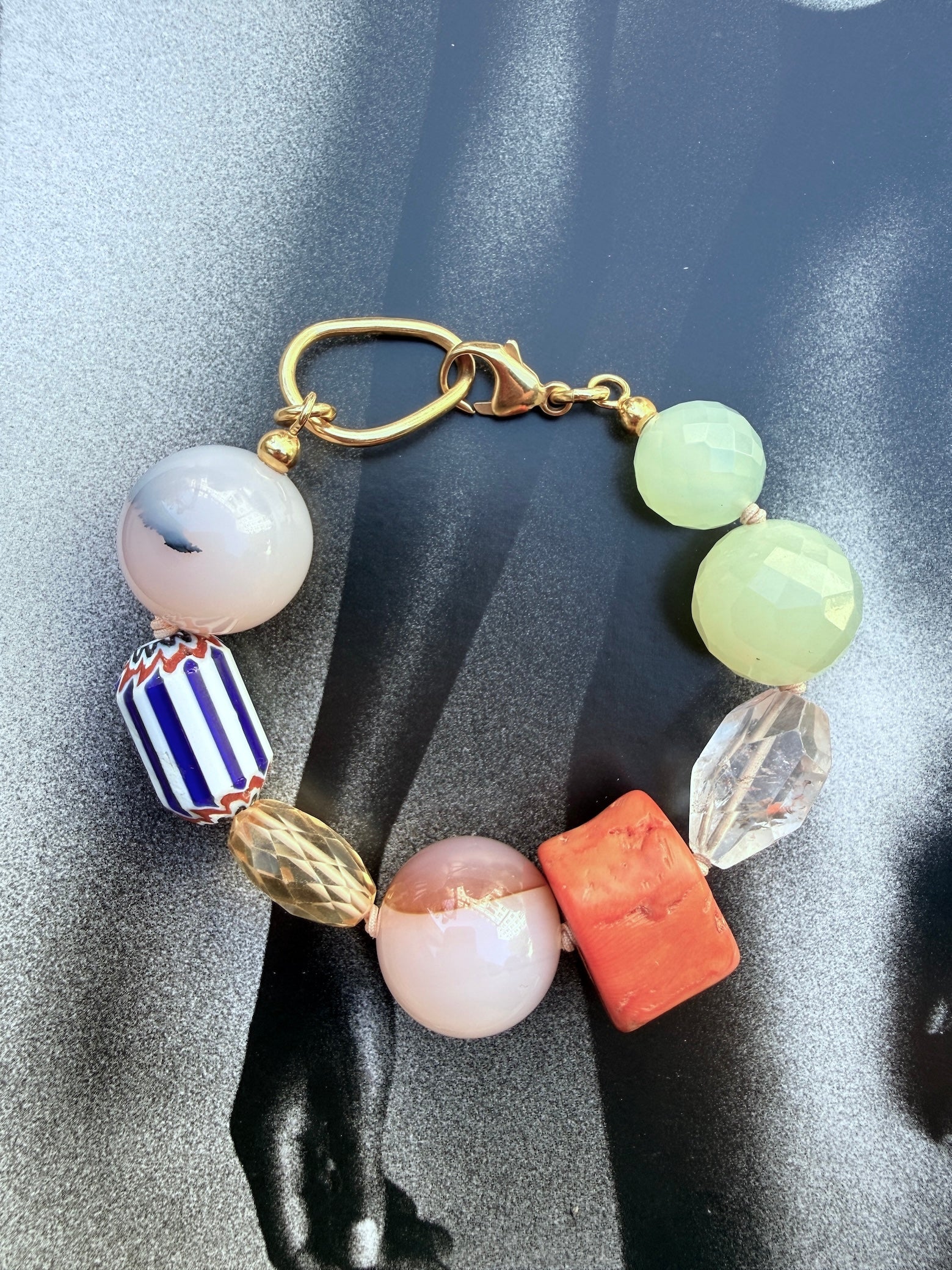 Armband Eva aus echten Steinen und vintage Koralle aus dem Atelier in München von Chaingang