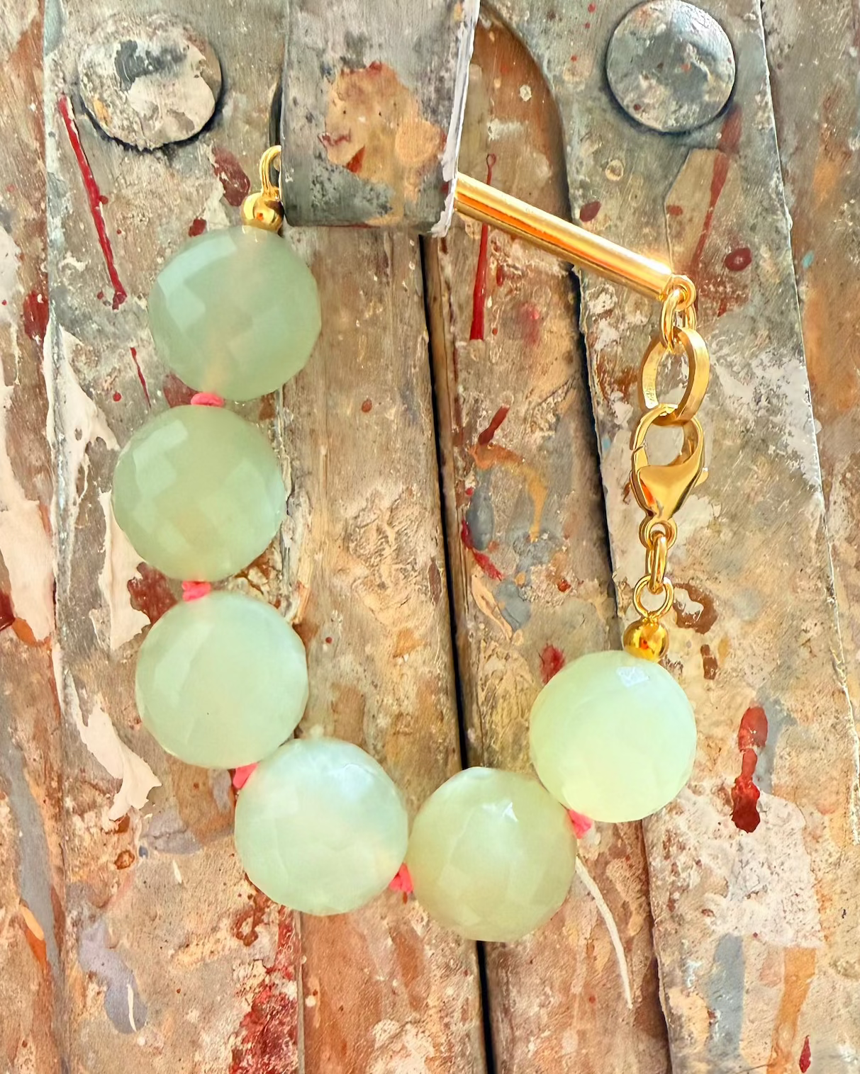 Armband aus grünen Jade Kugeln mit Gold von chaingang aus München