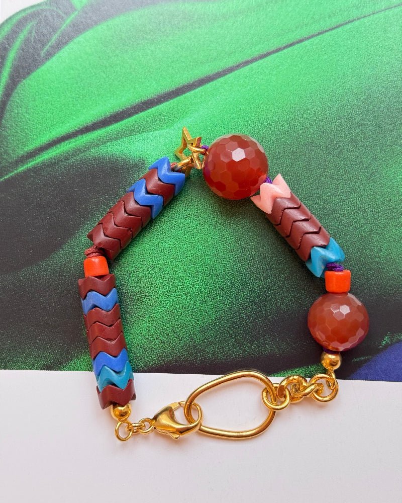 Armband aus afrikanischen Perlen, gestreift und Carneol aus dem Atelier in München