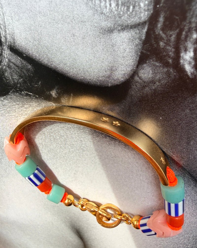 Armband aus Sterling 24 karat Vergoldung und bunten Perlen von Chaingang aus dem Atelier in München