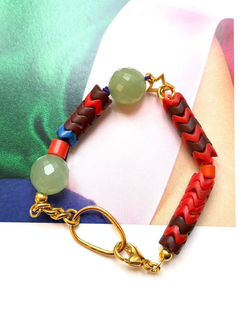 Armband aus afrikanischen Glas Beads, Jade und vergoldetem Silber von chaingang aus München