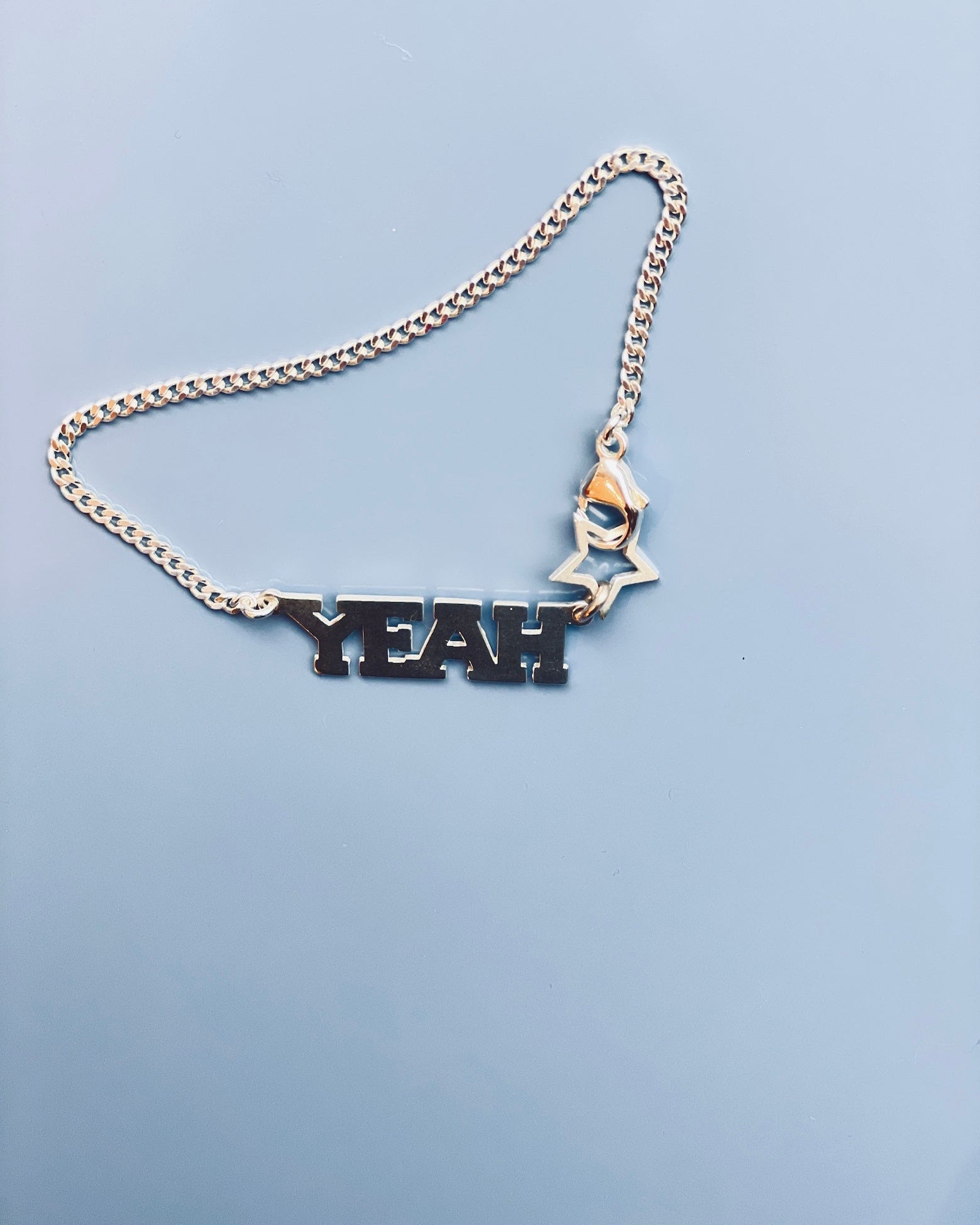 Yeah Silber Armband von chaingang aus München aus Panzerkette und Schrift