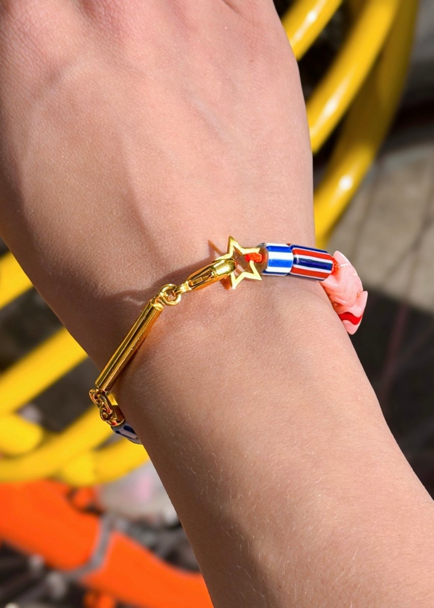 Buntes Armband aus Chevron Perlen und gold mit Chaingang stern aus dem Atelier in München