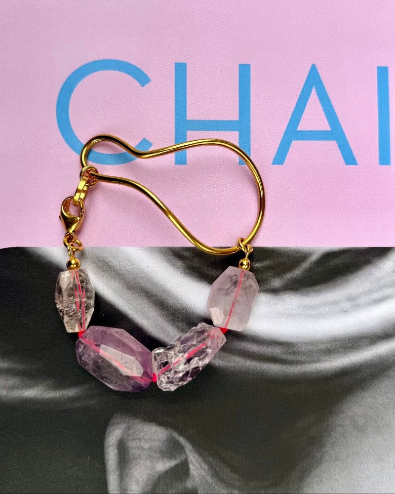 Armband Paulina aus Edelsteinen und 24 Karat vergoldeter Spange mit Amethysten, handgemacht in München von chaingang