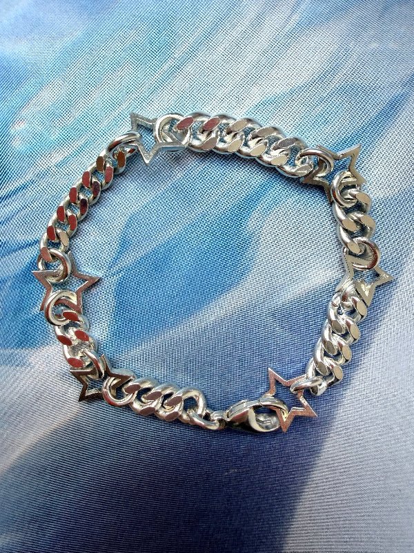 Sterne und Panzerketten Armband von Chaingang aus München, im Atelier gefertigt