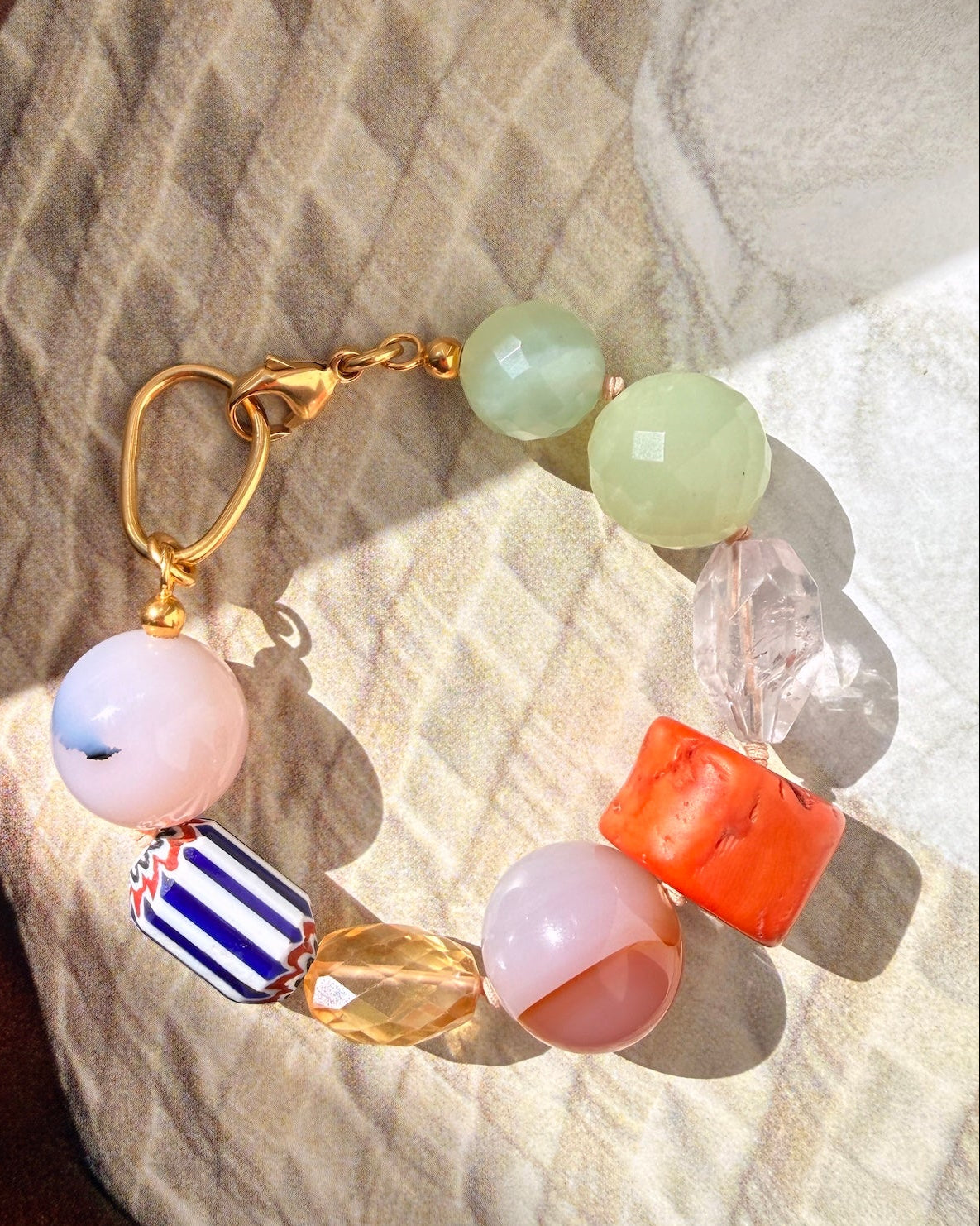 Armband  Eva aus Edelsteinen und einer koralle von chaingang aus münchen