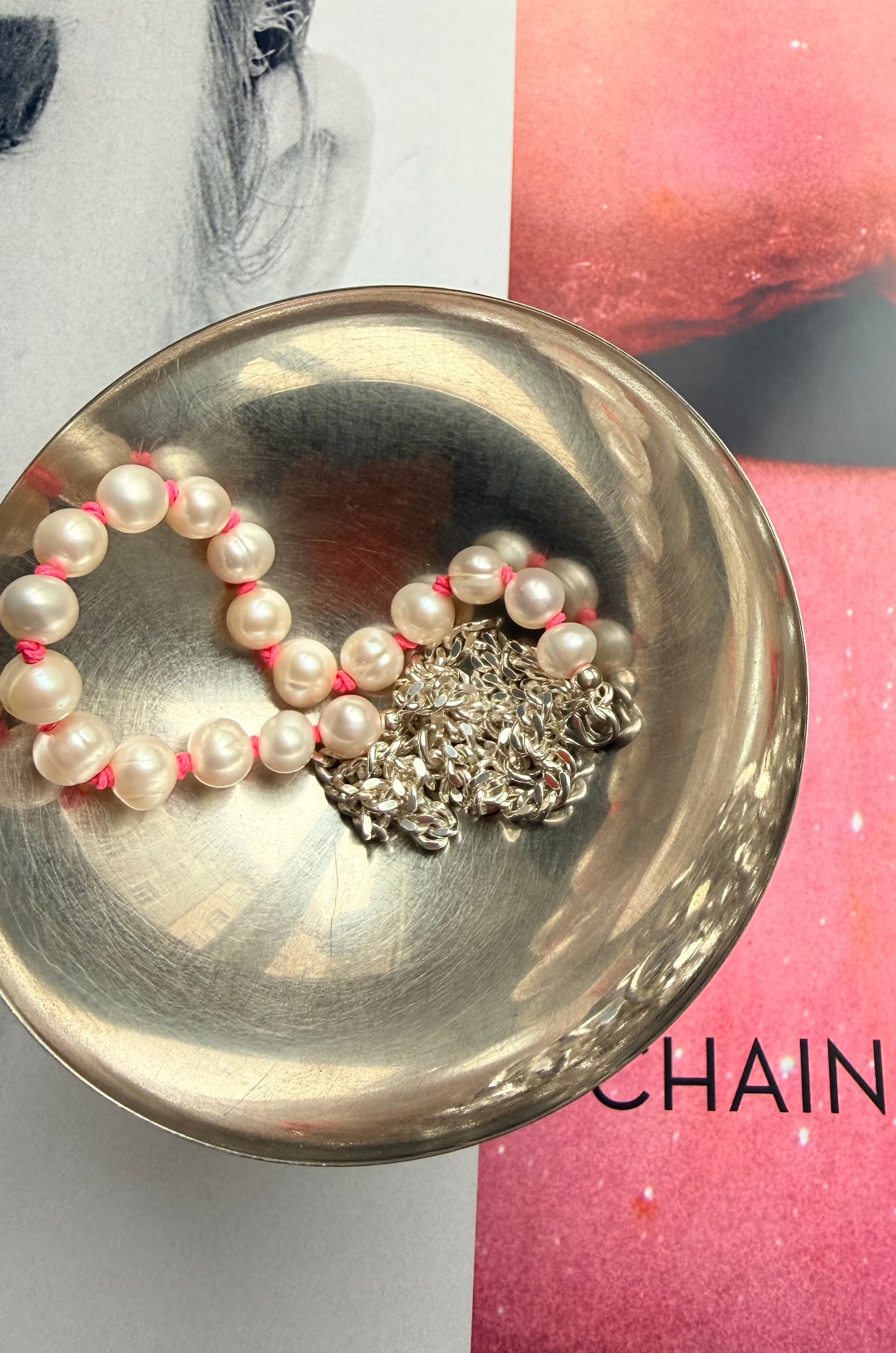 Halskette aus echten Perlen auf pink,  925 Sterling Silber, handgemacht im Atelier in München von chaingang