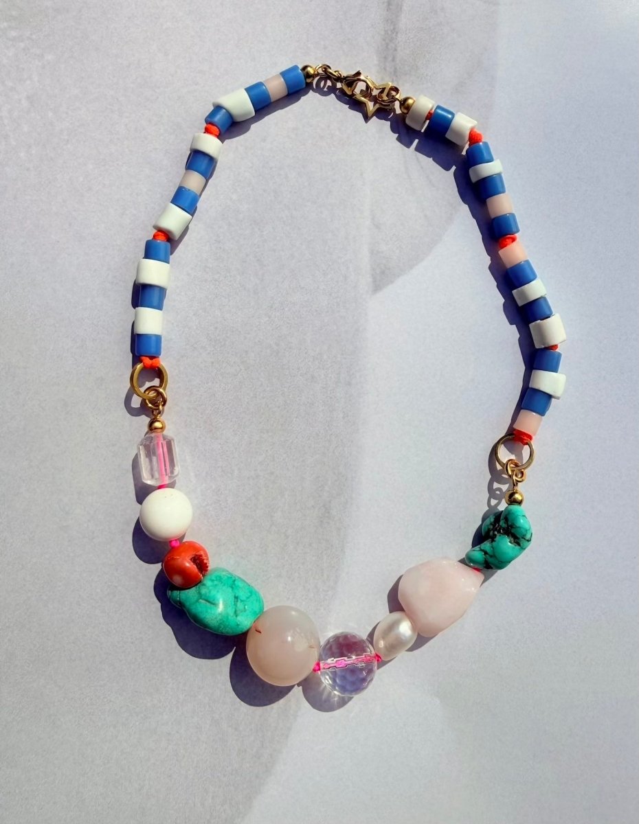 bunte Halskette aus Edelsteinen und weiss blauen Perlen von chaingang aus München