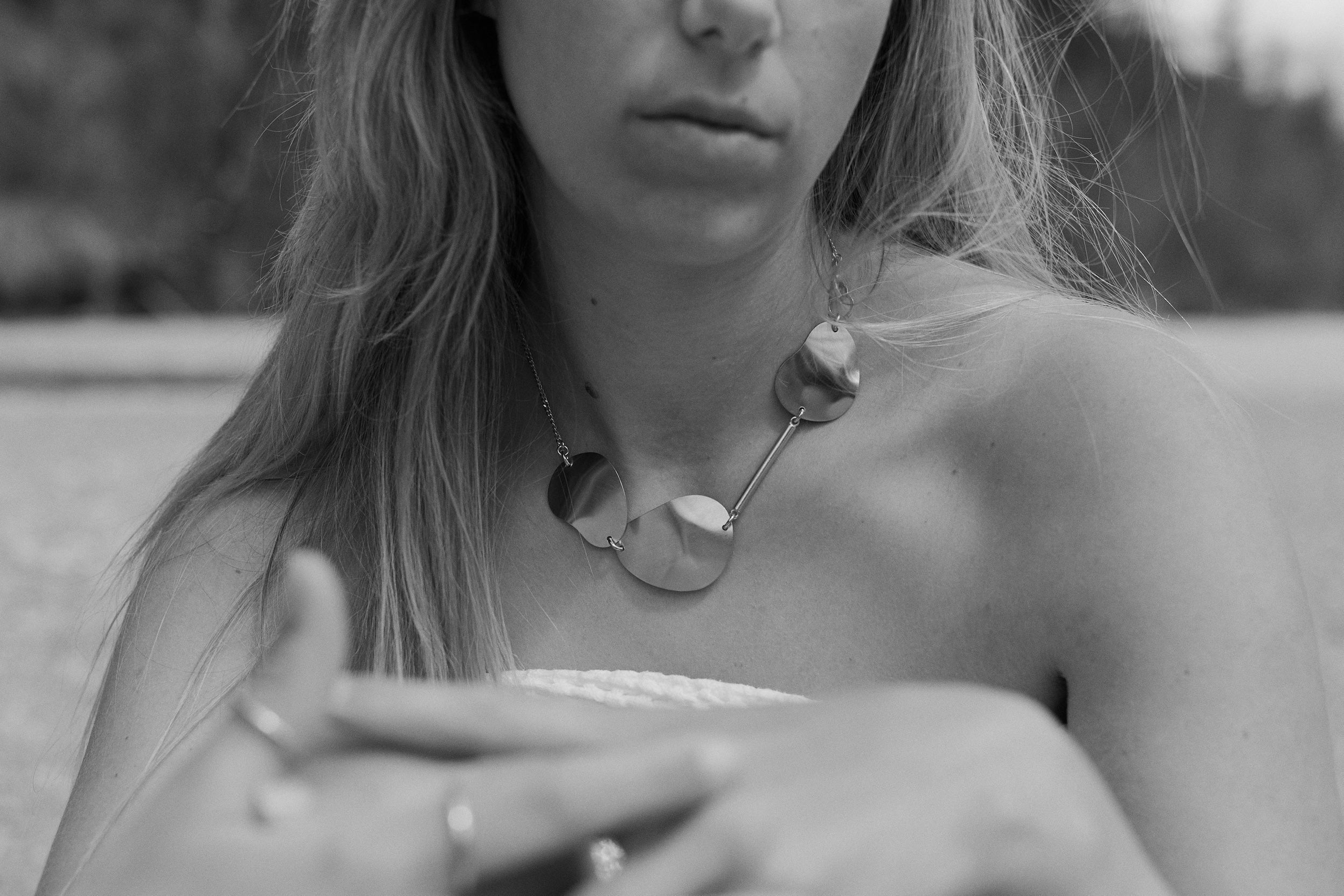 silbernes collier an hals von einem mädchen