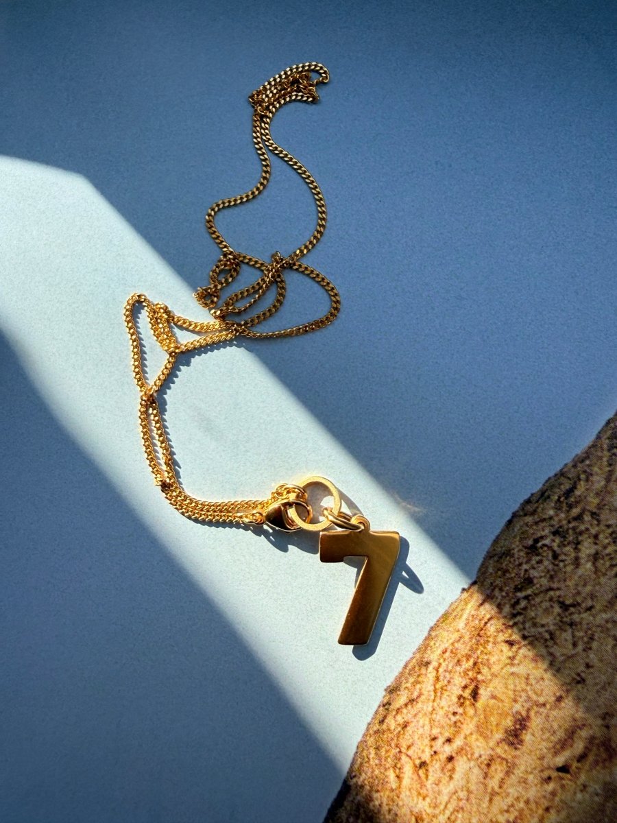 Die Halskette mit der Lebenszahlen 7 aus der Numerologie  aus 24 Karat vergoldetem Sterling Silber handgemacht in München