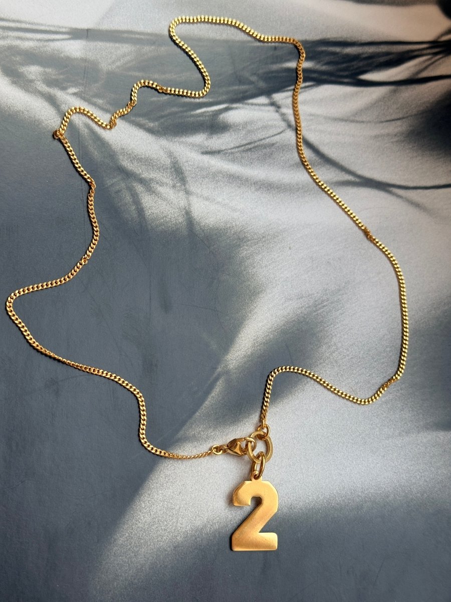 Die Lebenszahlen Halskette mit der 2  aus 24 Karat vergoldetem Sterling Silber handgemacht in München von Chaingang
