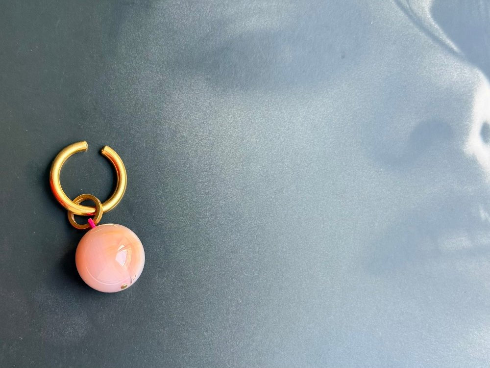 Mono Ear Cuff mit rosa grauen Achat, handmade in Muenchen
