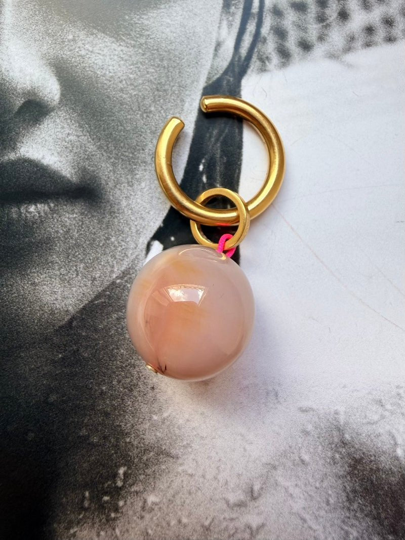 rosa Edelstein, Achat an einem Ear Cuff in gold aus München