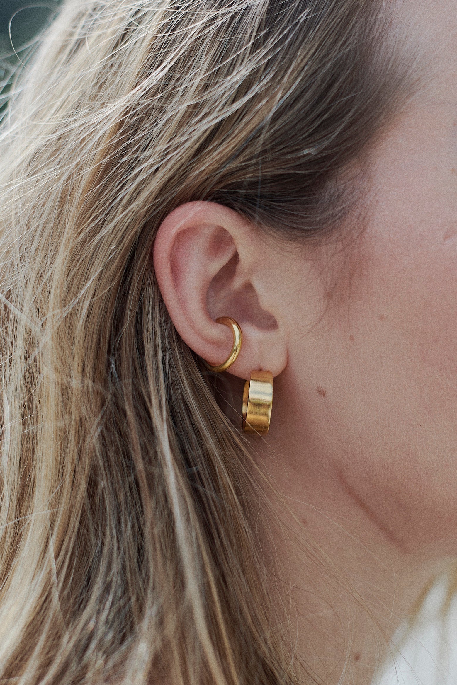 Runder Ear Cuff Gold von chaingang, handgemacht in München