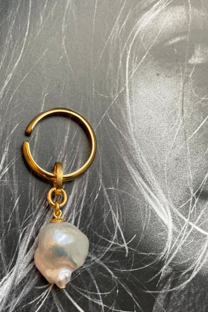chaingang Earcuff Mo gold mit weisser Barockperle