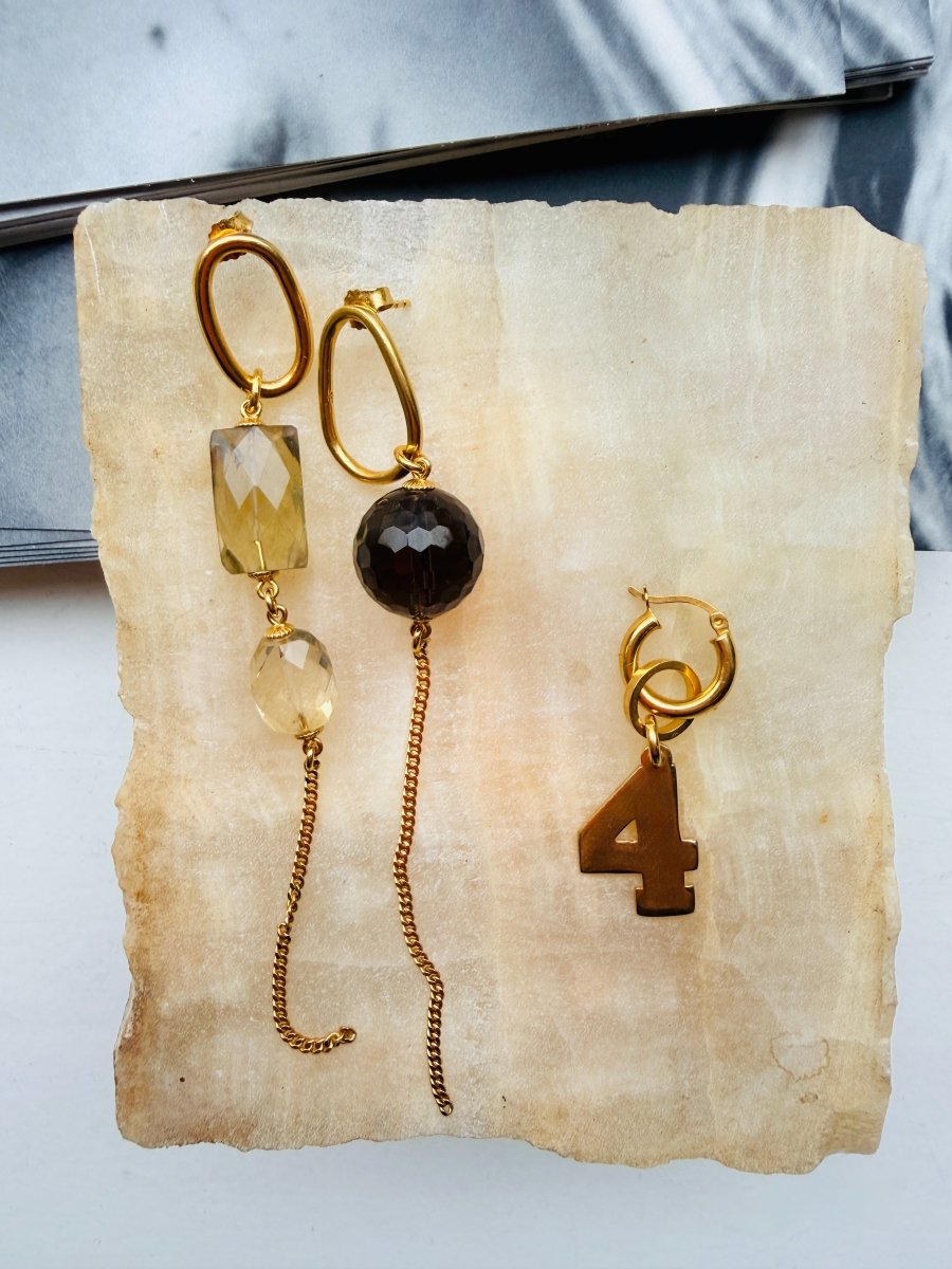 Ohrringe gold mit Edelsteinen und einer 4 aus dem Atelier in München