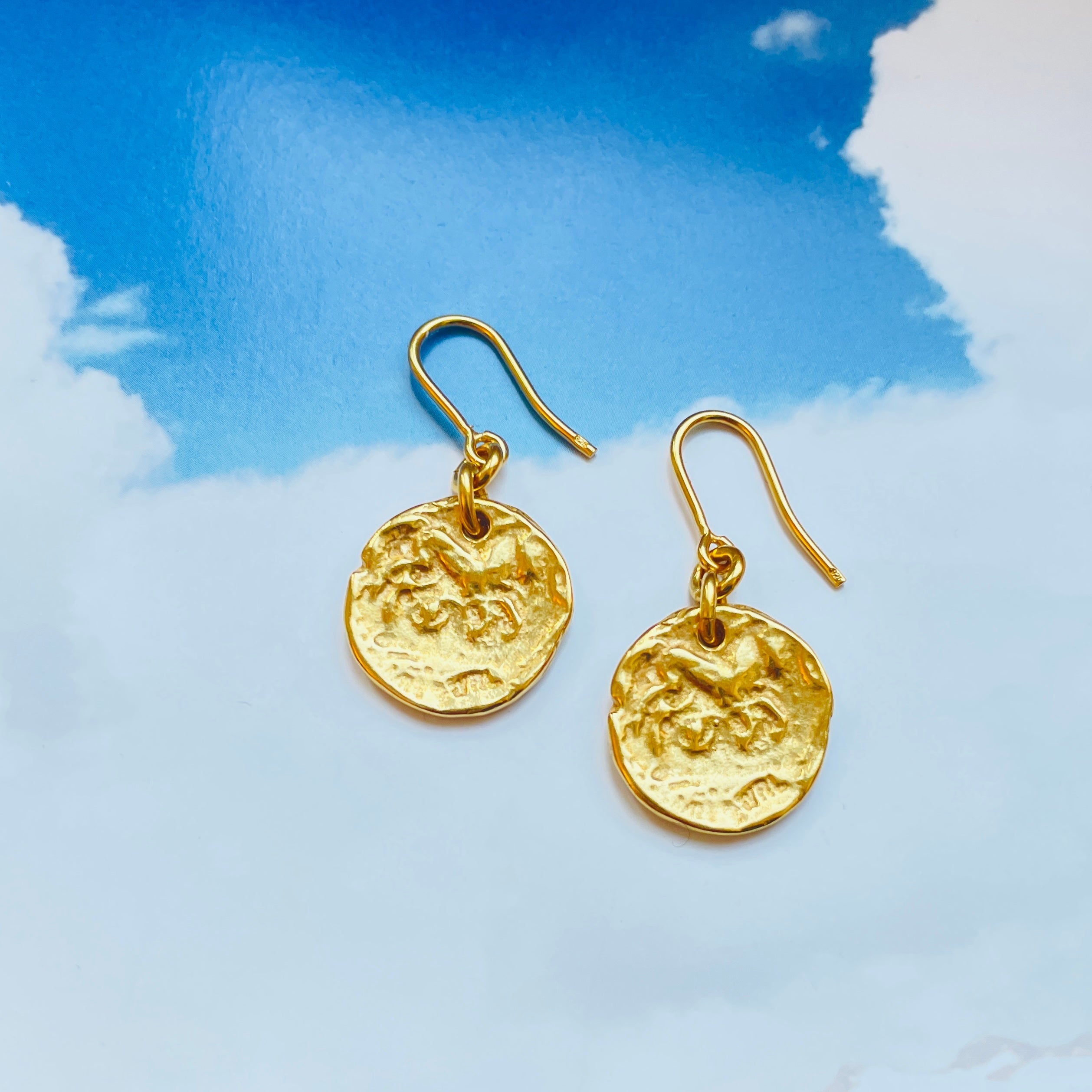 gold münzen an ohrrhaken von chaingang, handgemacht in München