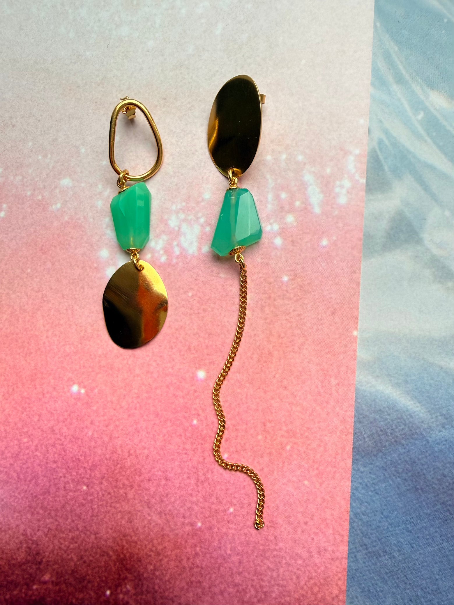 ohrringe green bliss gold mit grünem chrysopras, asymetrisch, handgefertigt in München