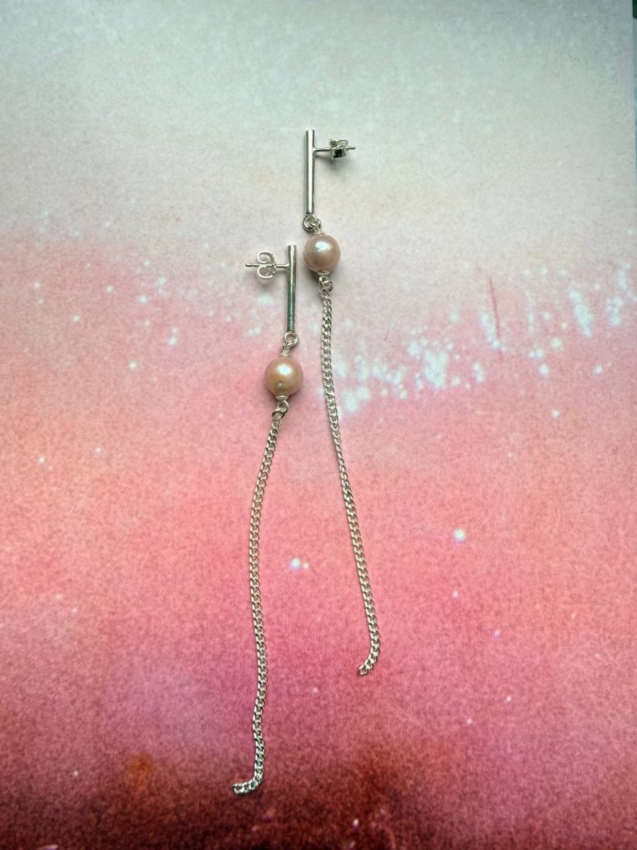 lange silber ohrringe mit perle in rosa von chaingang aus München