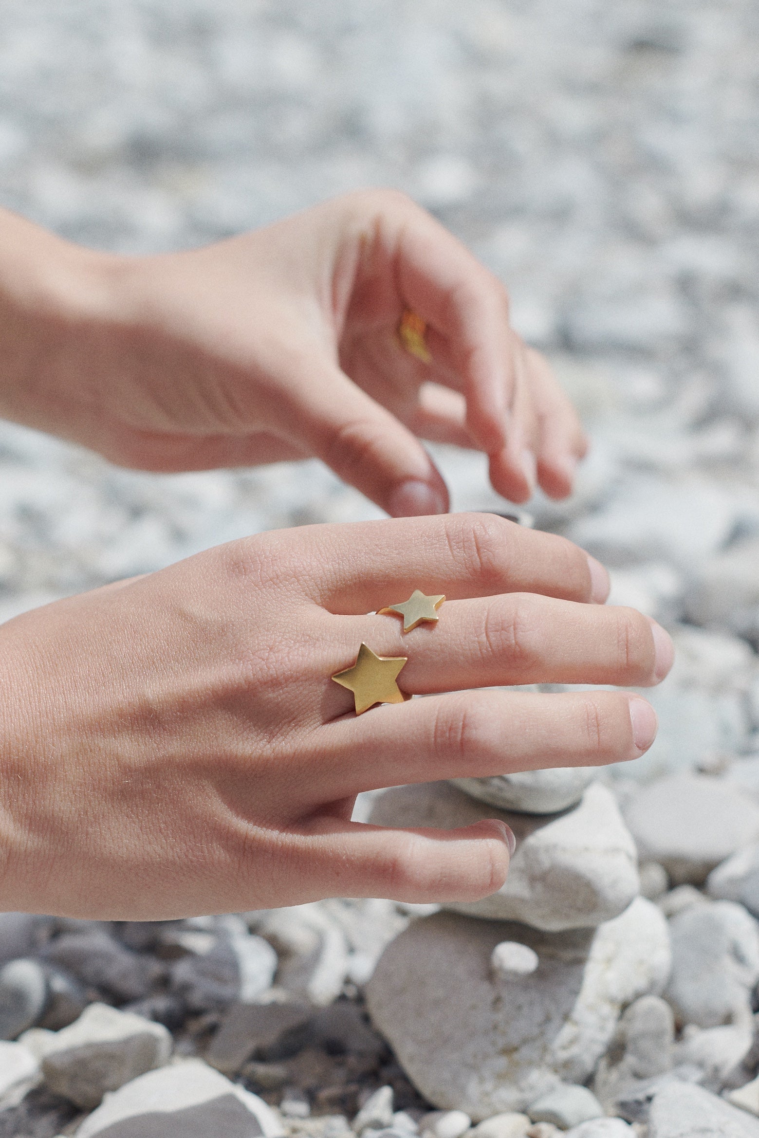 ring von chaingang mit zwei sternen an einer hand