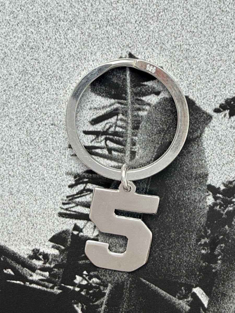 silberner Schlüsselanhänger mit Lebenszahl 5, hochwertiges Männer Geschenk  aus dem Atelier von Chaingang in München